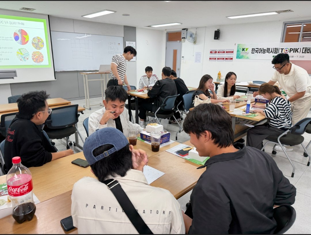 학생들이 교실에서 팀 활동을 하는 모습