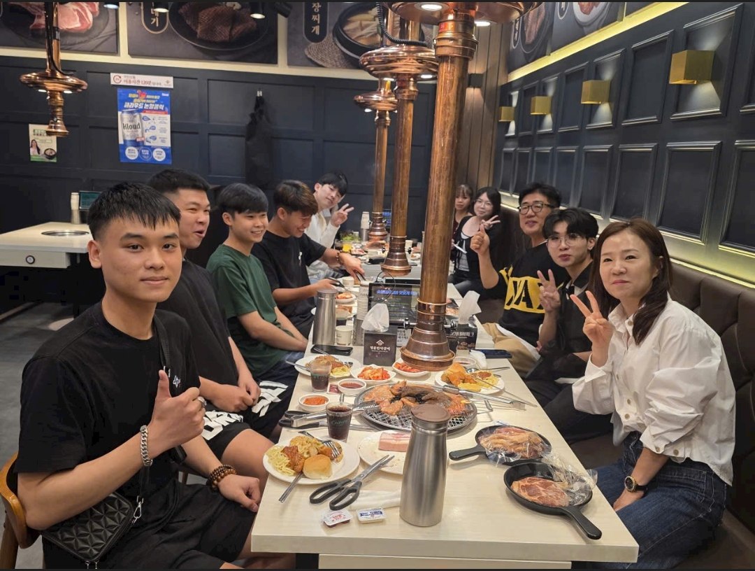 학생들과 함께 식사하는 모습