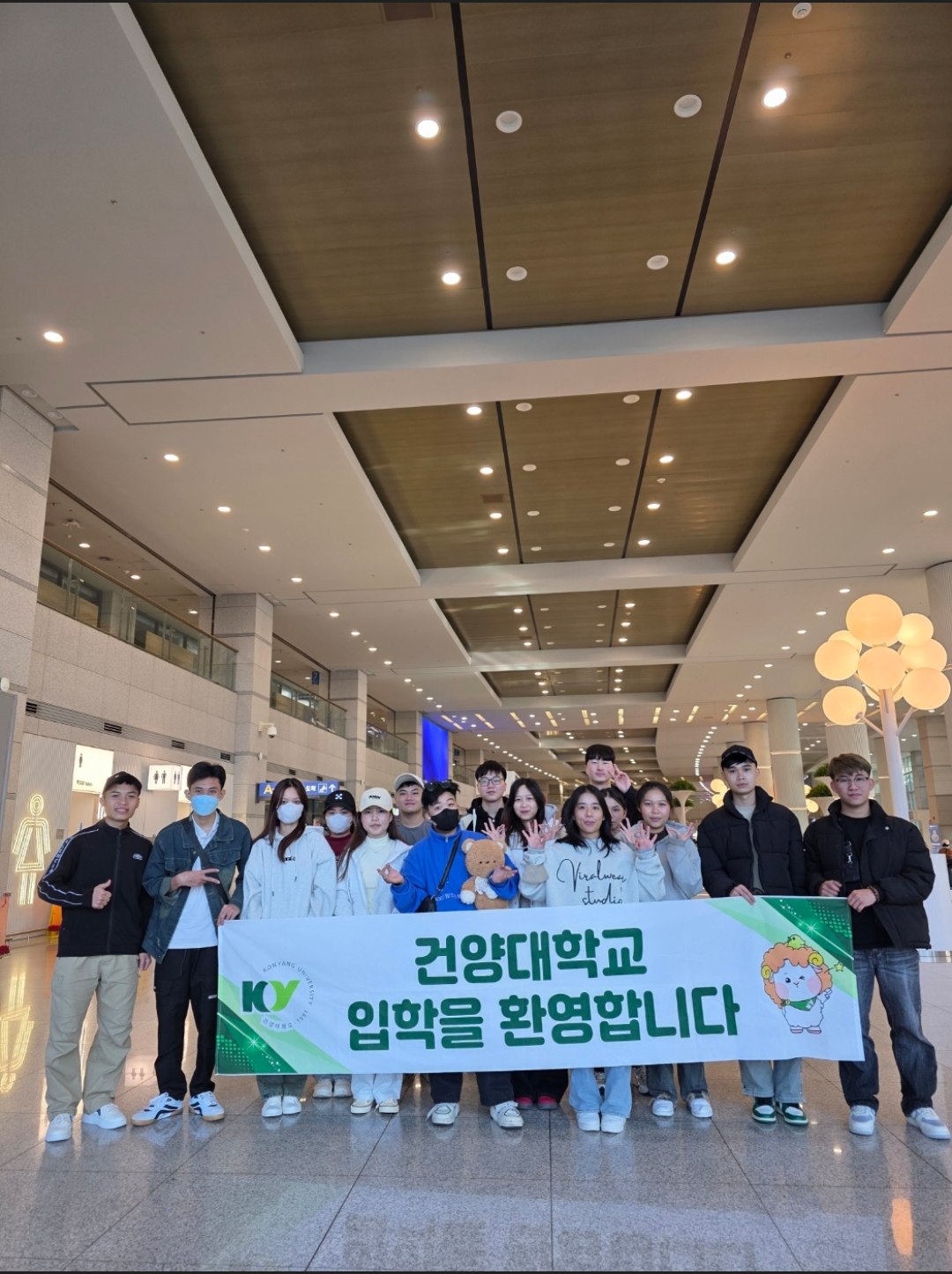한국 공항에 도착한 유학생 환영 단체 사진